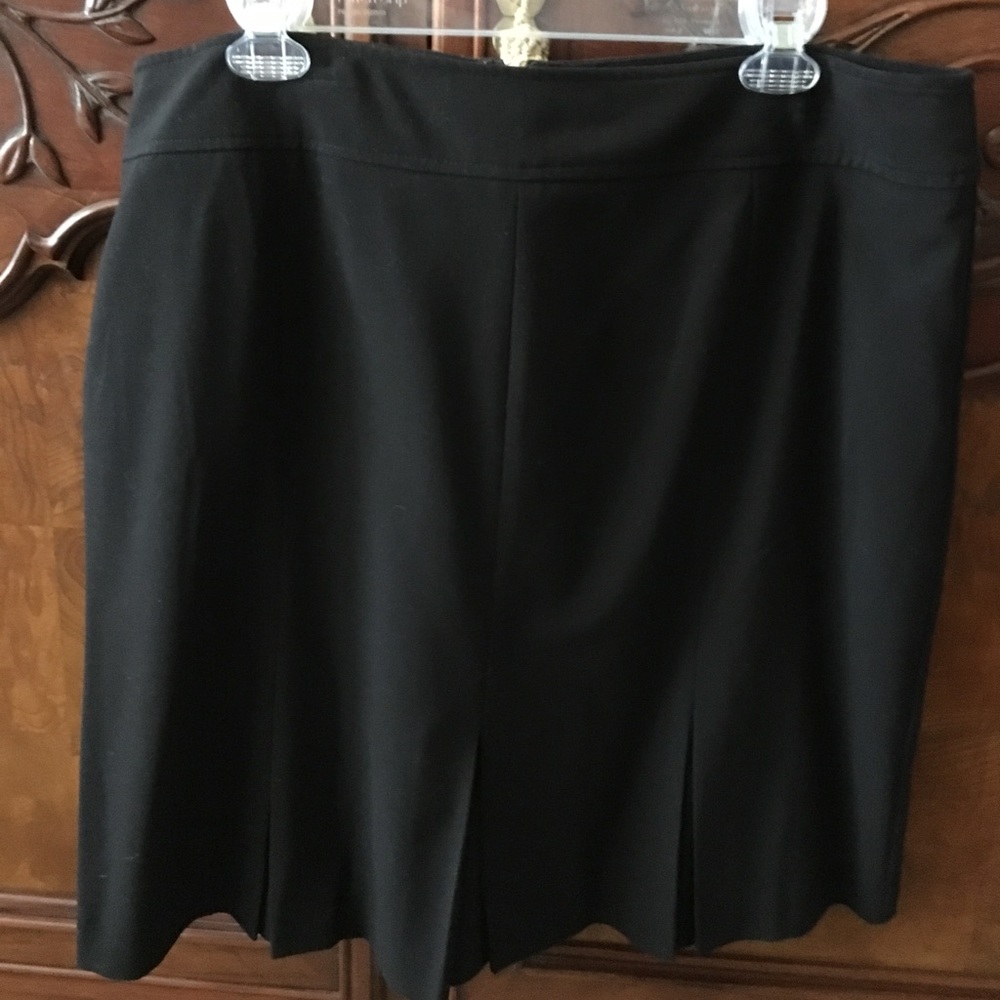 Black skirt with bottom pleats